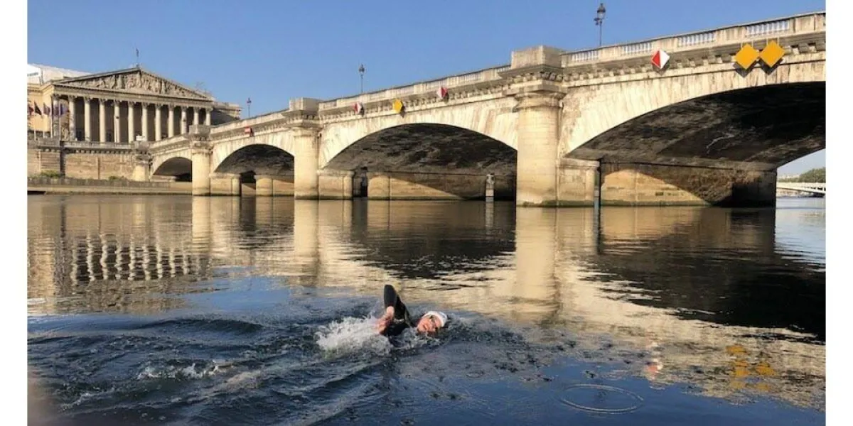 أرتور يقطع نهر السين سباحة- الصورة من denise daries bien public