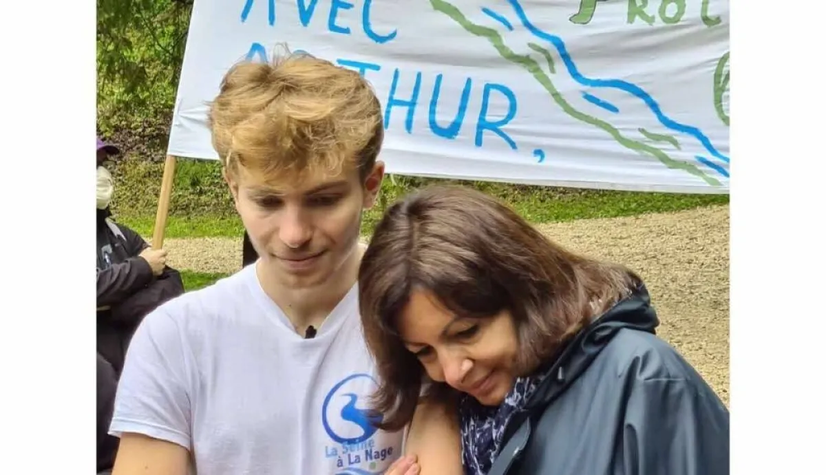 أرتور مع امه الصورة من الموقع الفرنسيbien puplic