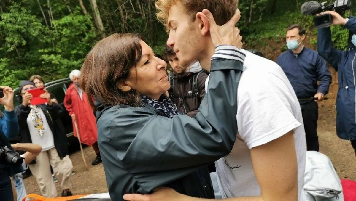 الأم فخورة بابتها أرتور - الصورة فرانس بلوfrance bleue