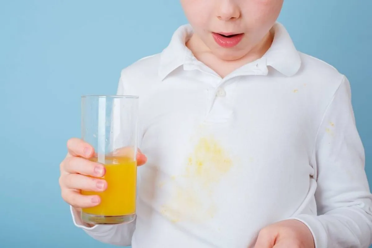 للتخلّص من بقع العصير التي تُلطّخ الملابس، يفيد استخدام سائل الغسيل وفق خطوات محدّدة