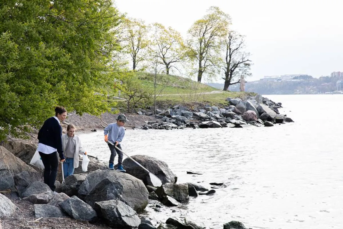 الأميرة فيكتوريا مع ابنائها ينظفون الشاطئ- الصورة من موقع Royal Central