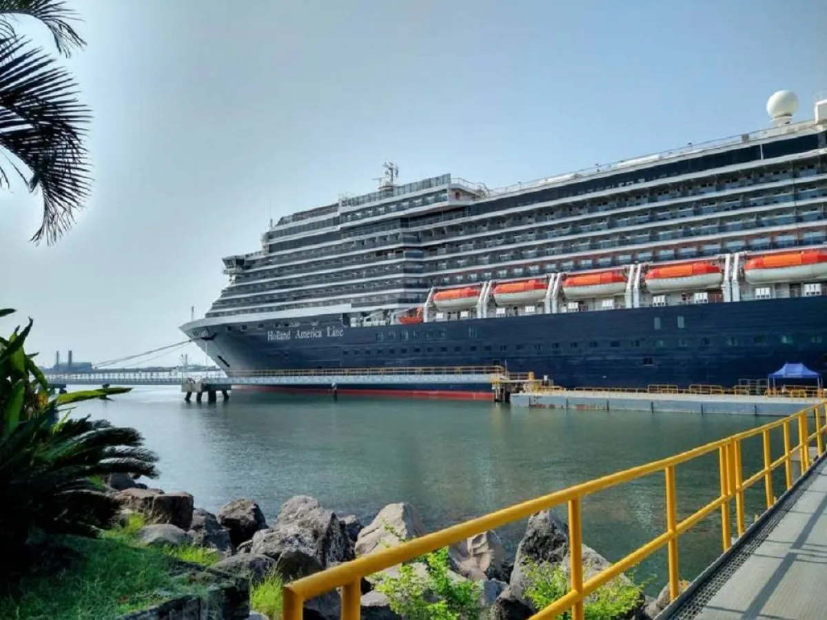 صورة سفينة سياحية عملاقة