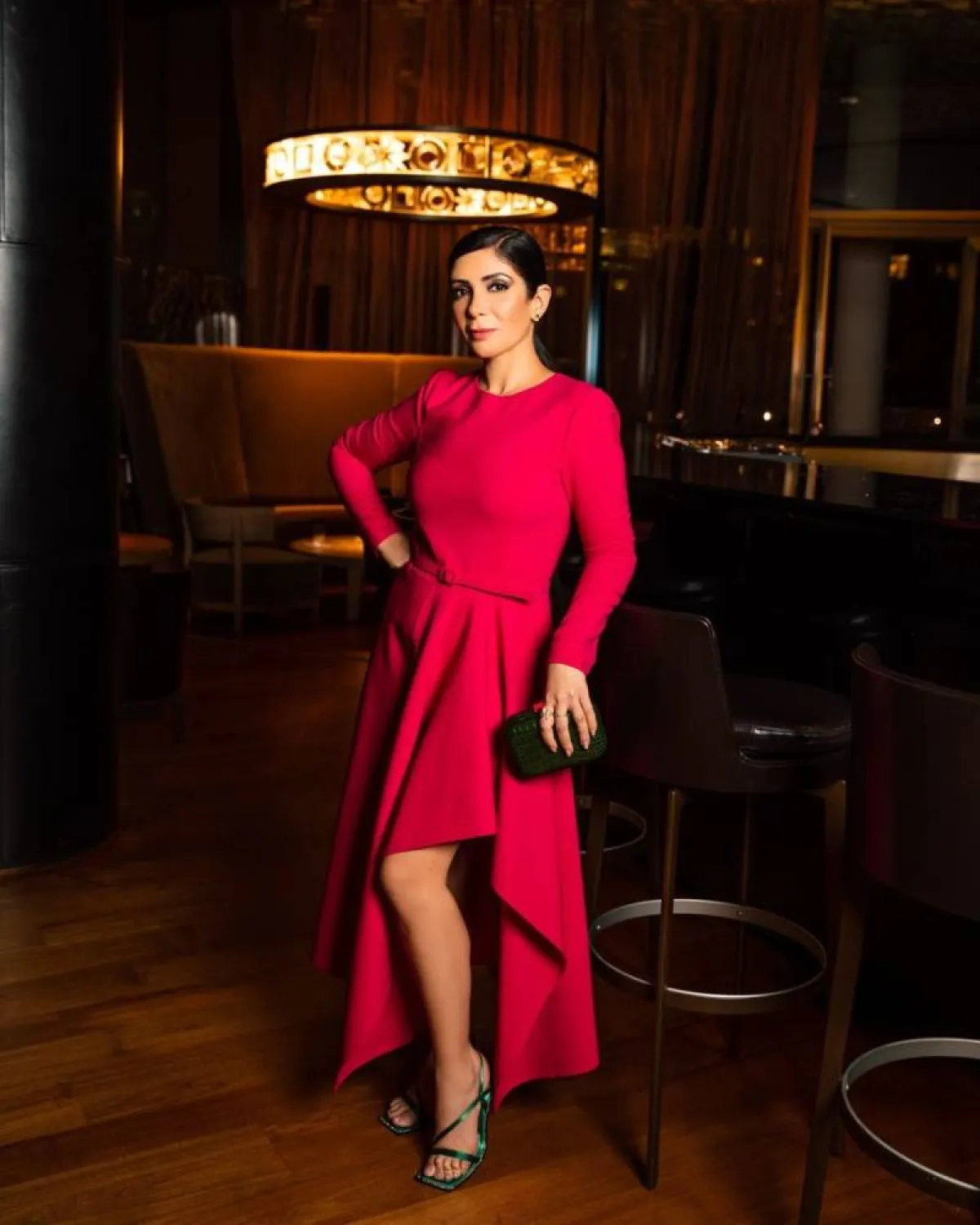 منى زكي بصندل أخضر ميتاليك وفستان أحمر
