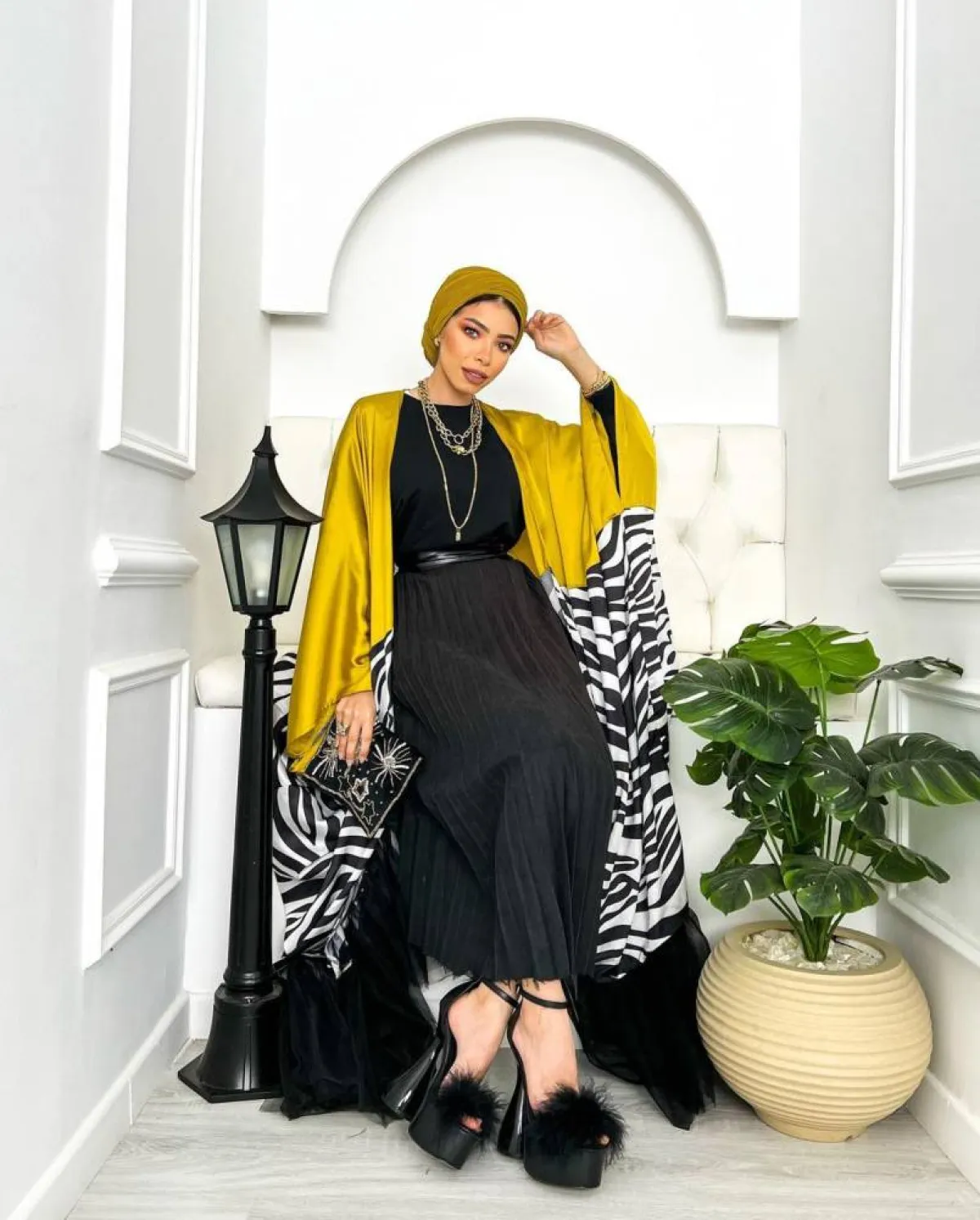 منة السُني بعباية بتصميم مفتوح وصندل باللون الأسود