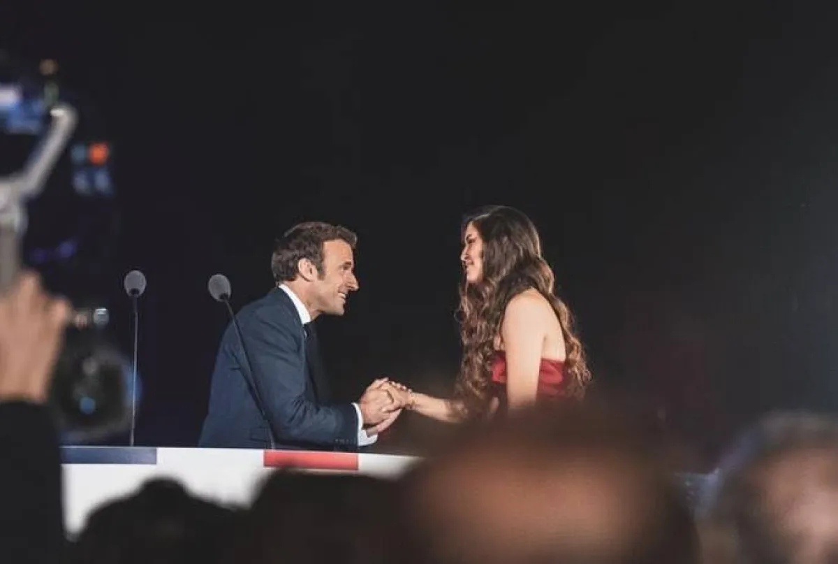 فرح الديباني مع الرئيس إيمانويل ماكرون - الصورة من حسابها على إنستجرام