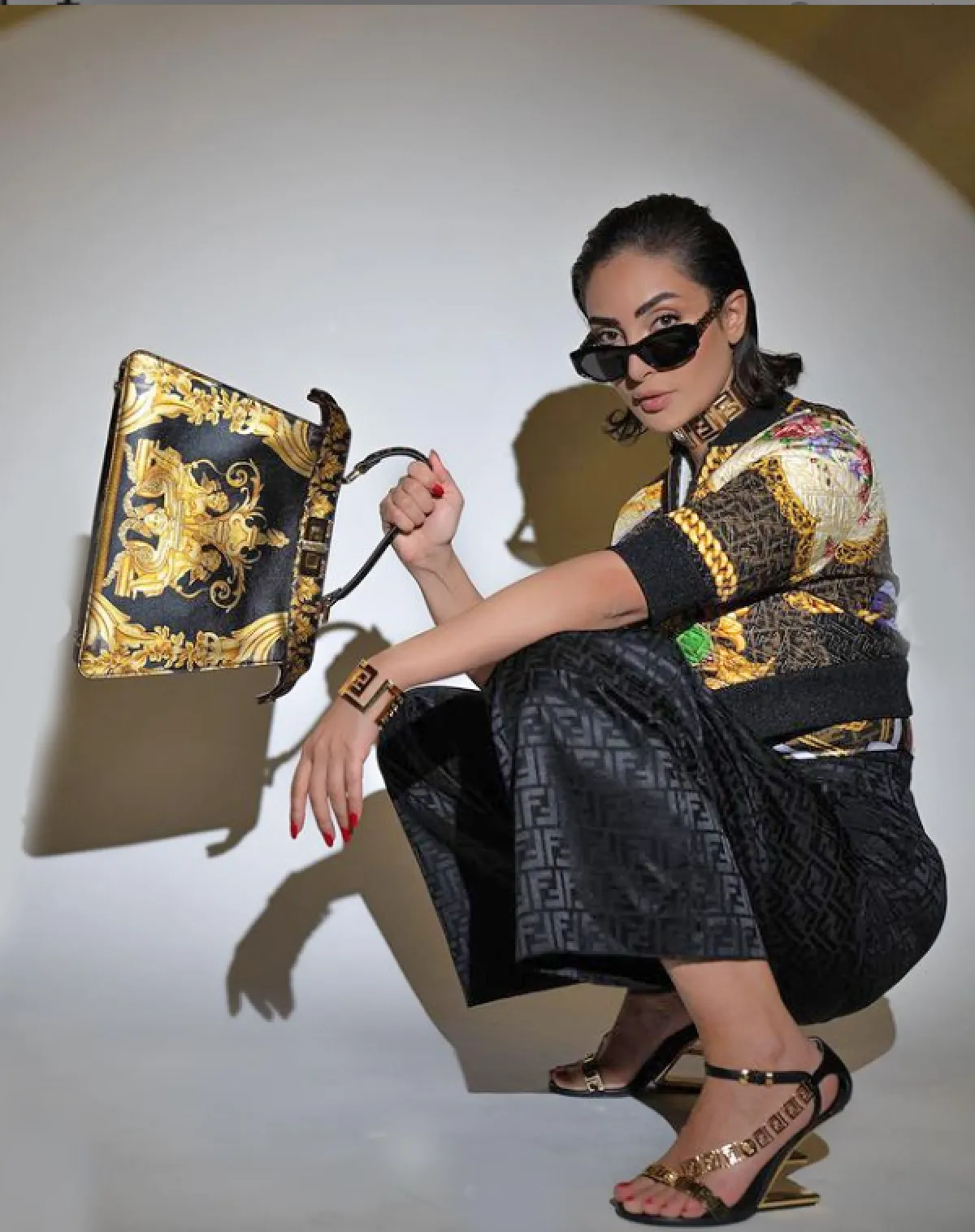 نور ترتدي من فندي