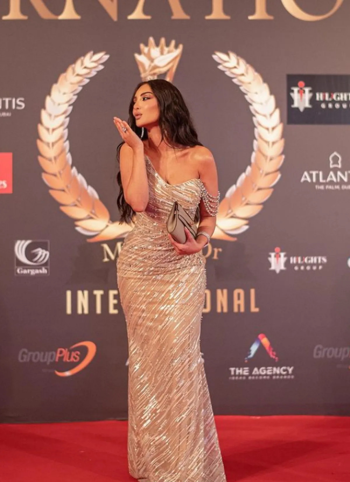 نور الغندور ترتدي الفستان الذهبي