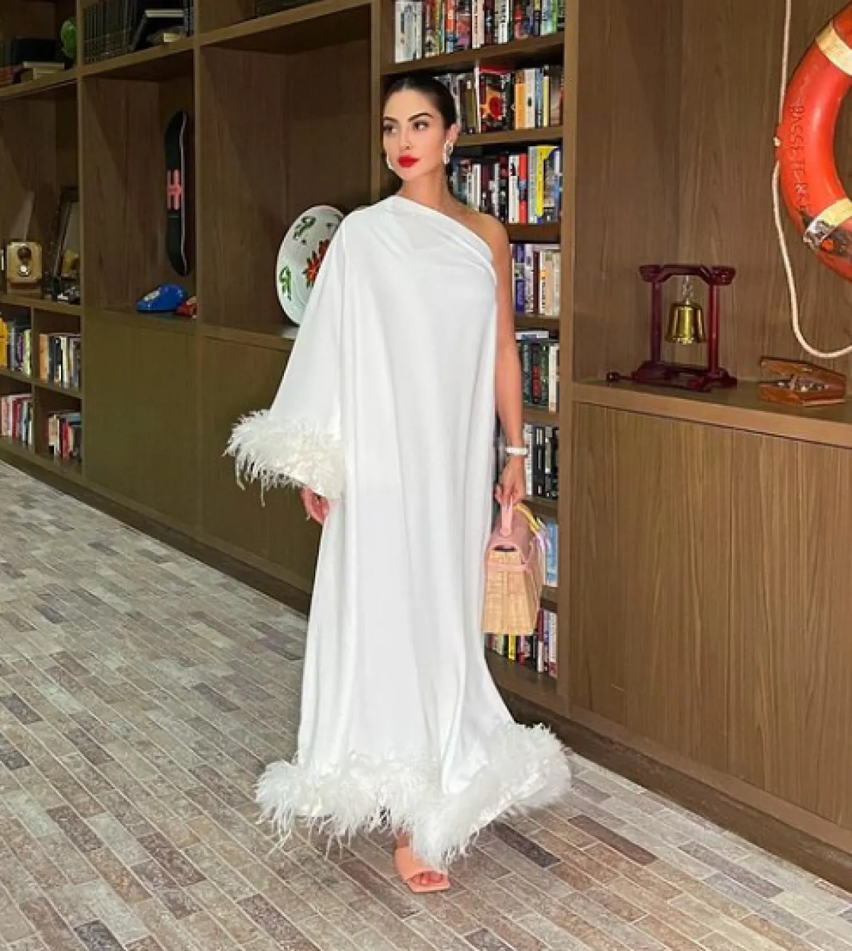 نور الغندور في زي أبيض