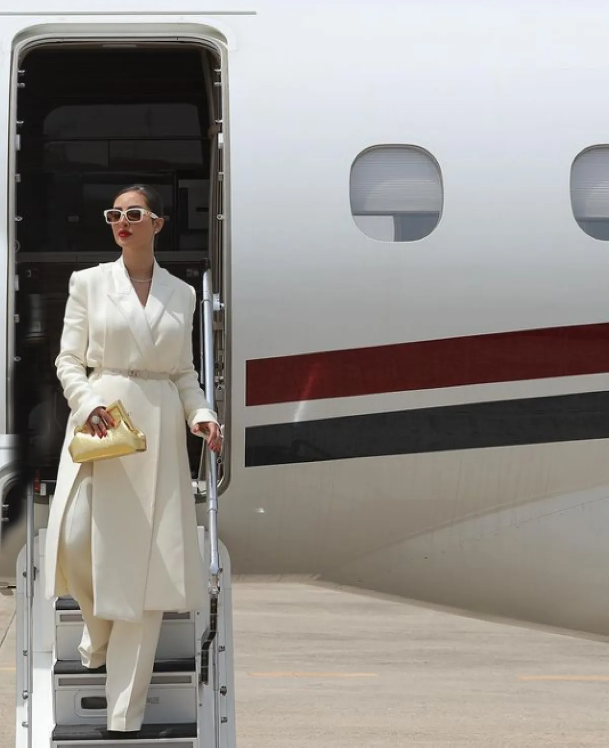 نور الغنور في معطف أبيض