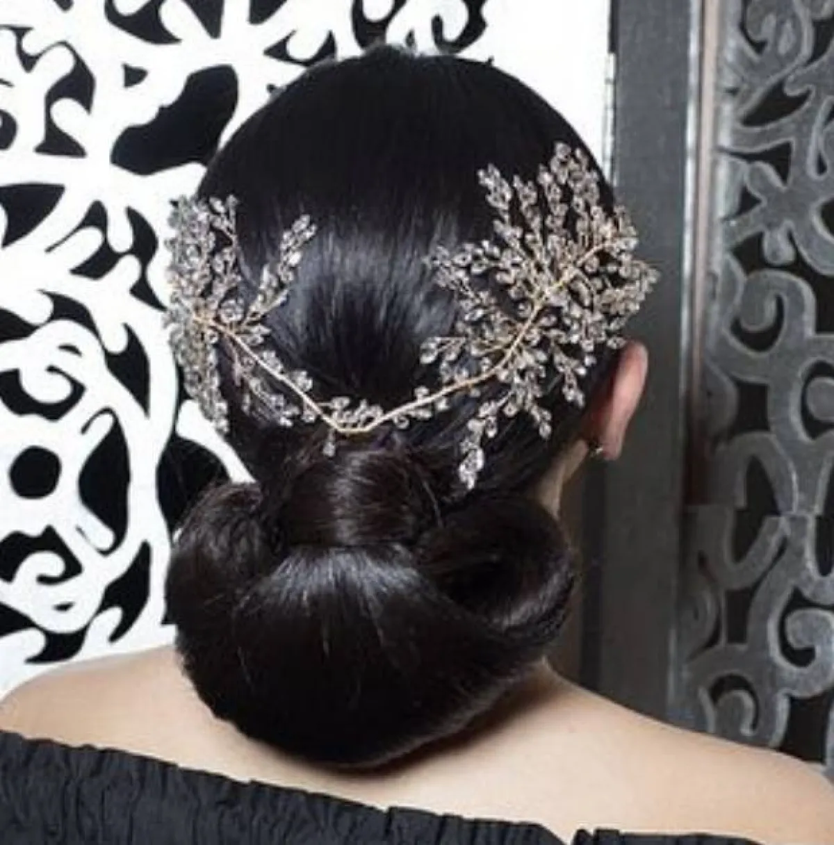 الشينون المنخفض مع إكسسوار الشعر