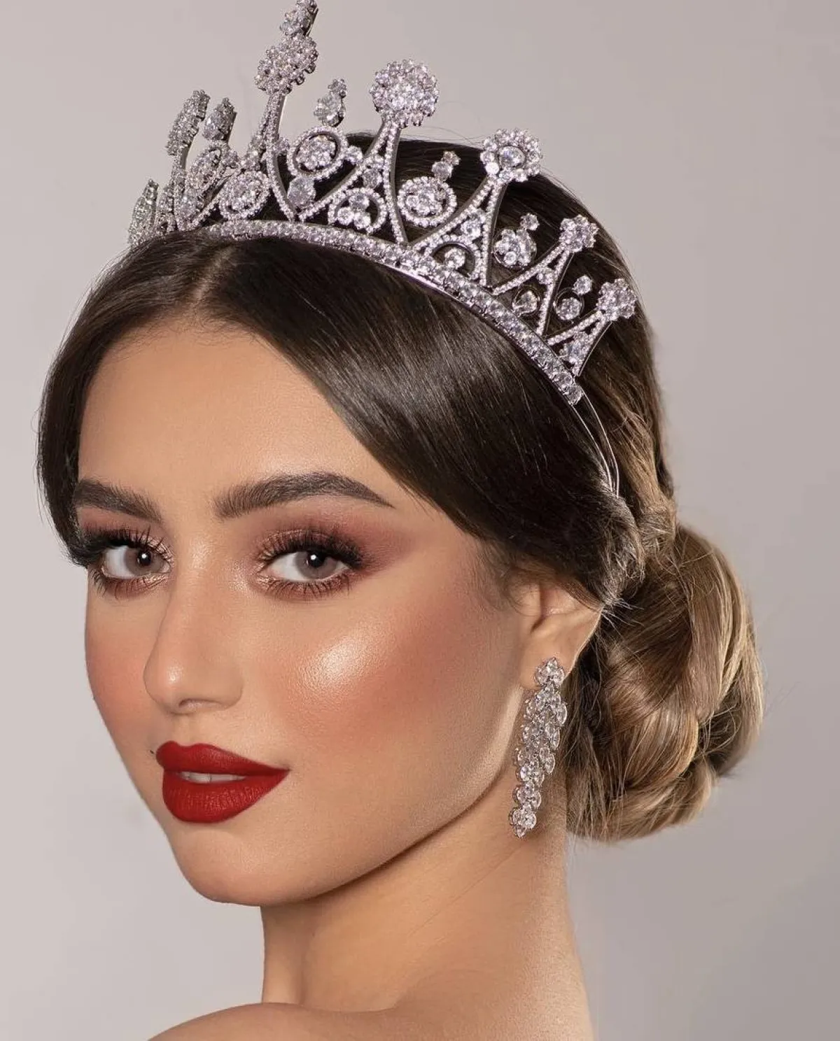 الشينون مع التاج