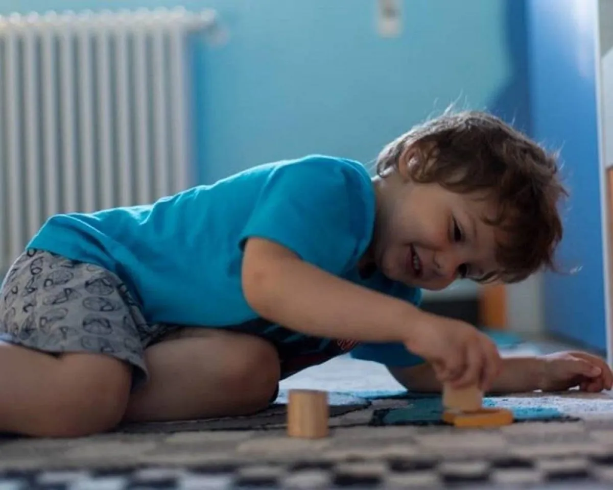 صورة لطفل يلعب