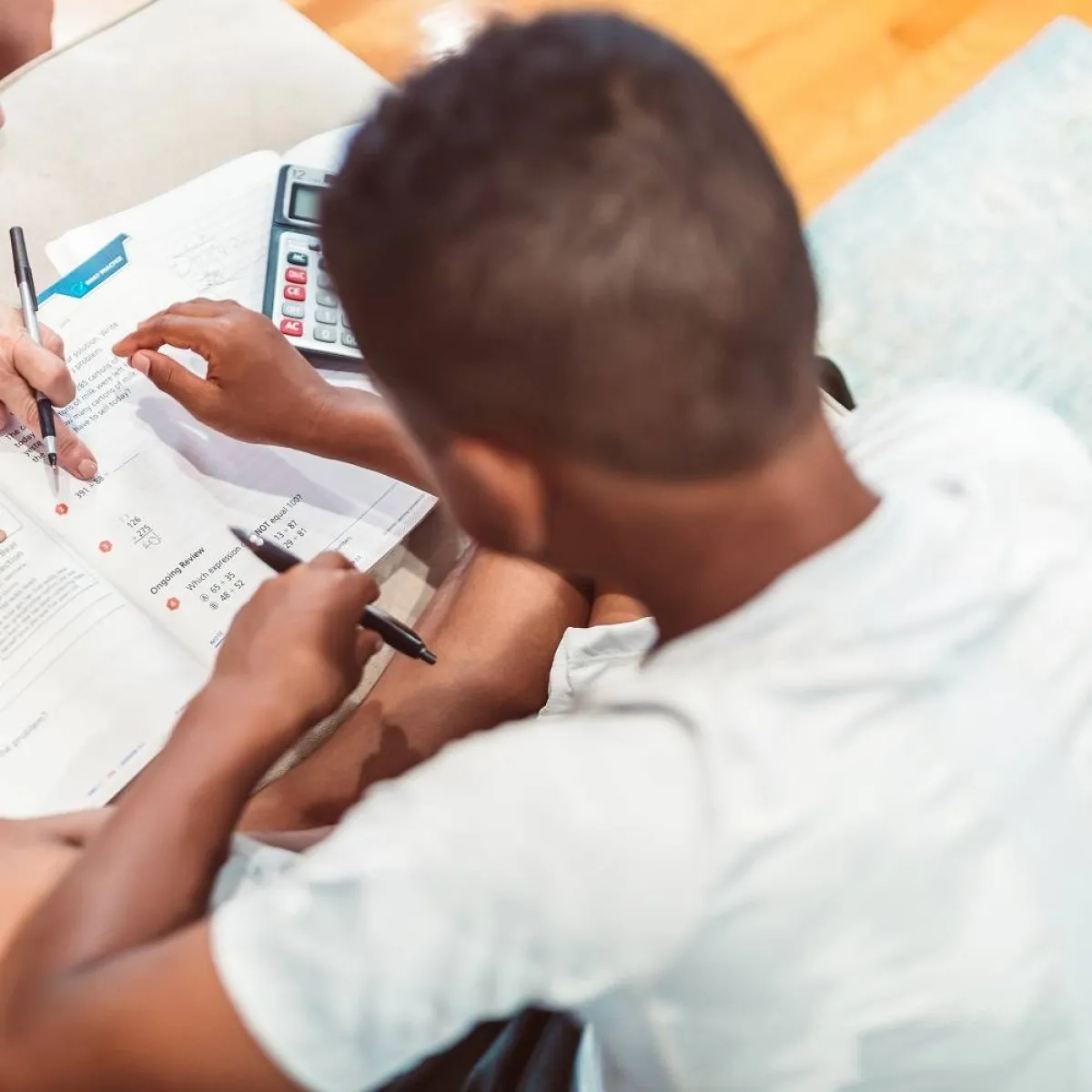 صورة لطفل يبحث هنا وهناك