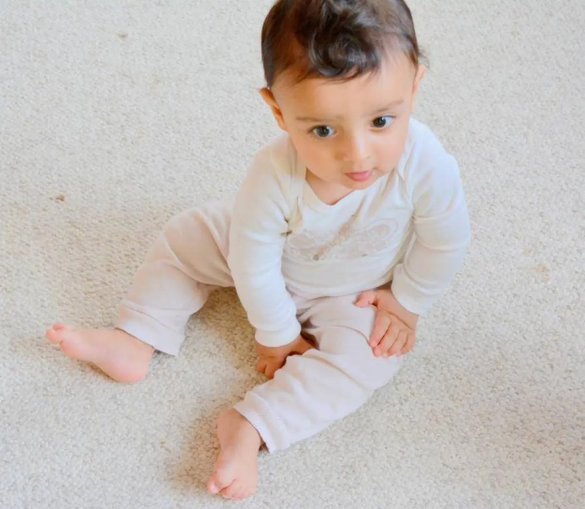 صورة لطفل يجلس وحده