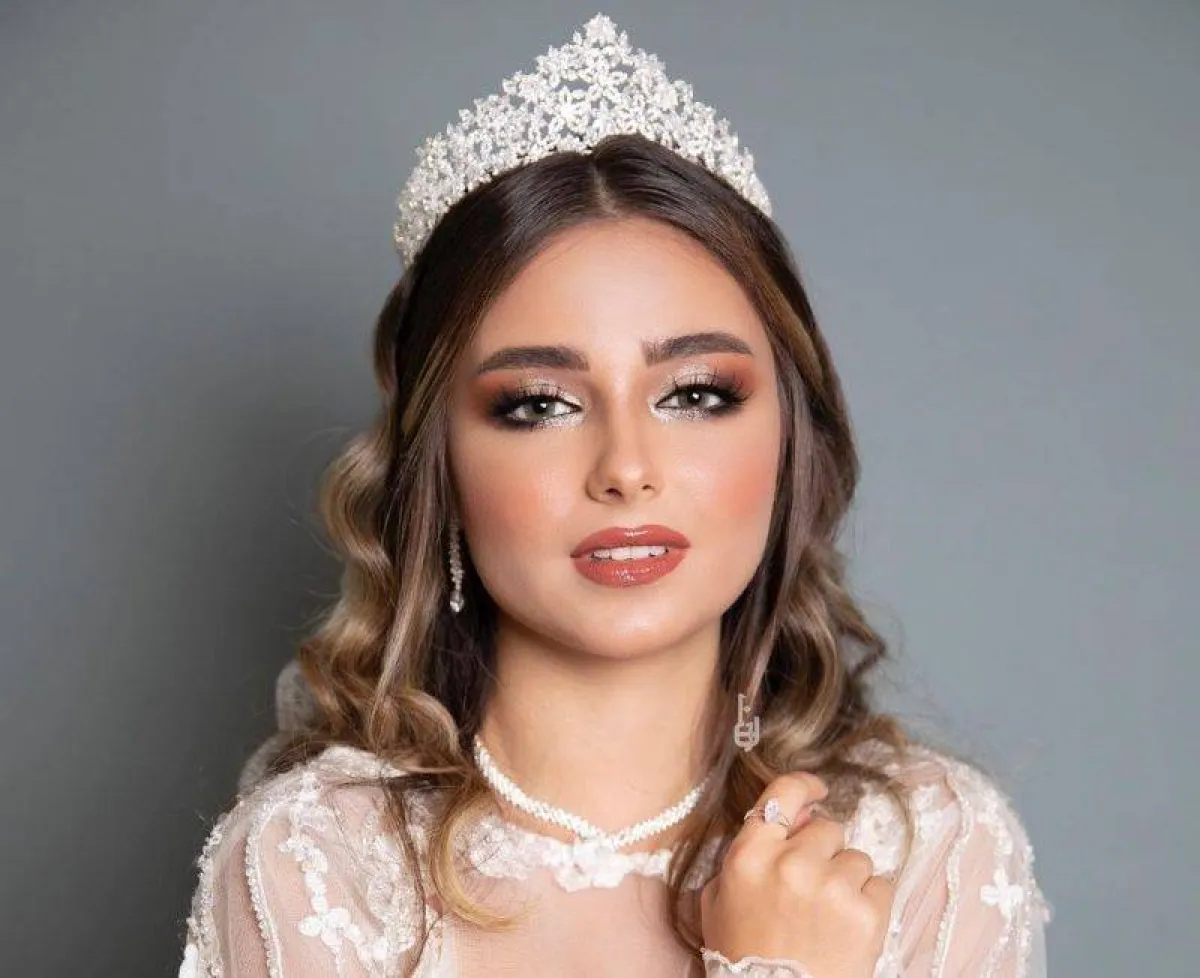 صبغات شعر بني غامق مع الهايلايت العسلي لعروس 2022