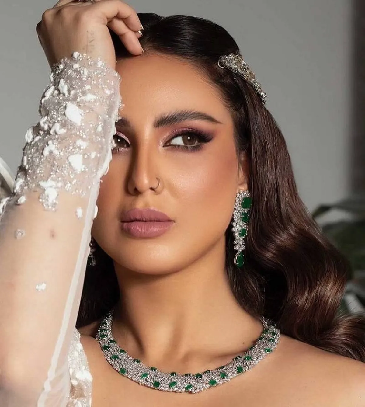 صبغات شعر بني غامق مع اللولايت النحاسي لعروس 2022