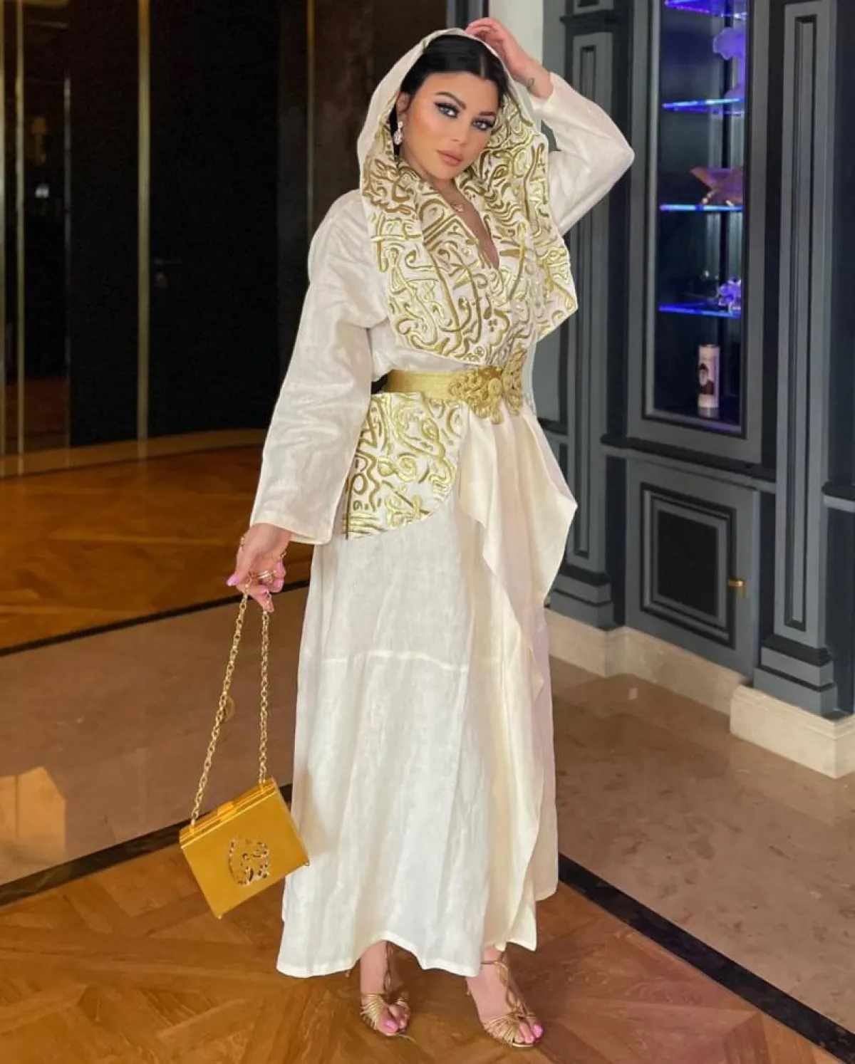 هيفاء وهبي بقفطان باللون الأبيض 