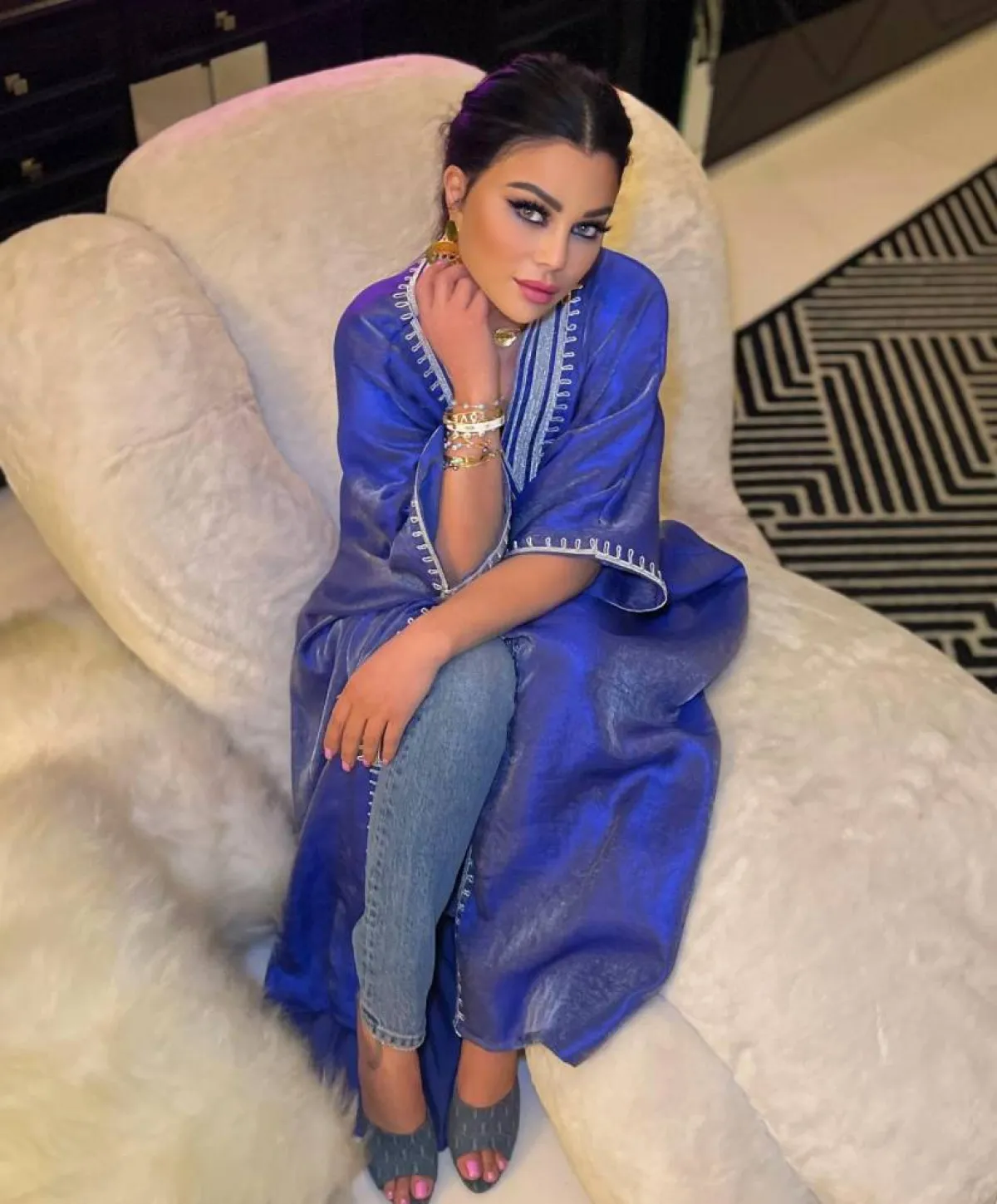 هيفاء وهبي بعباية باللون الأزرق 