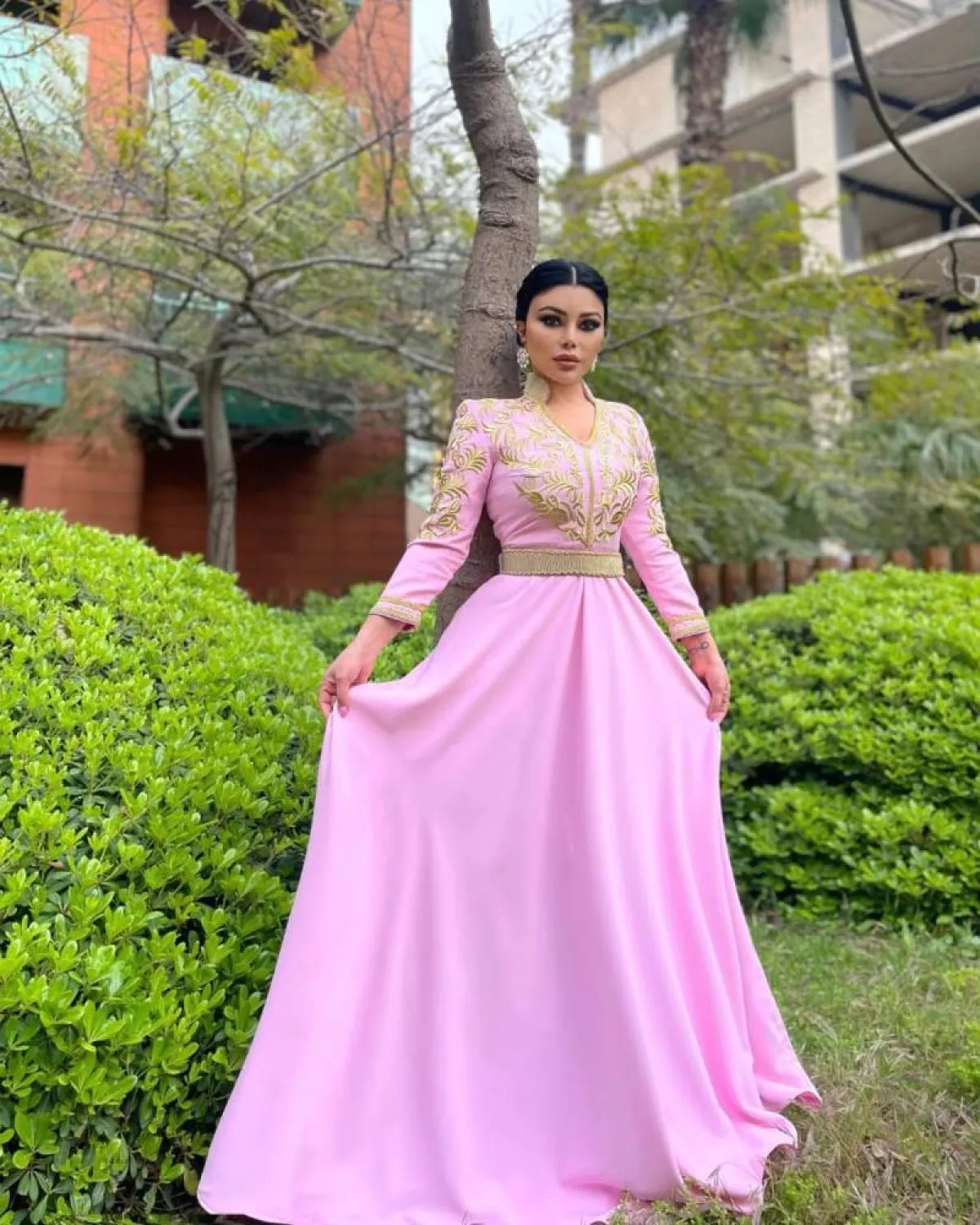 هيفاء وهبي بقفطان باللون الوردي 