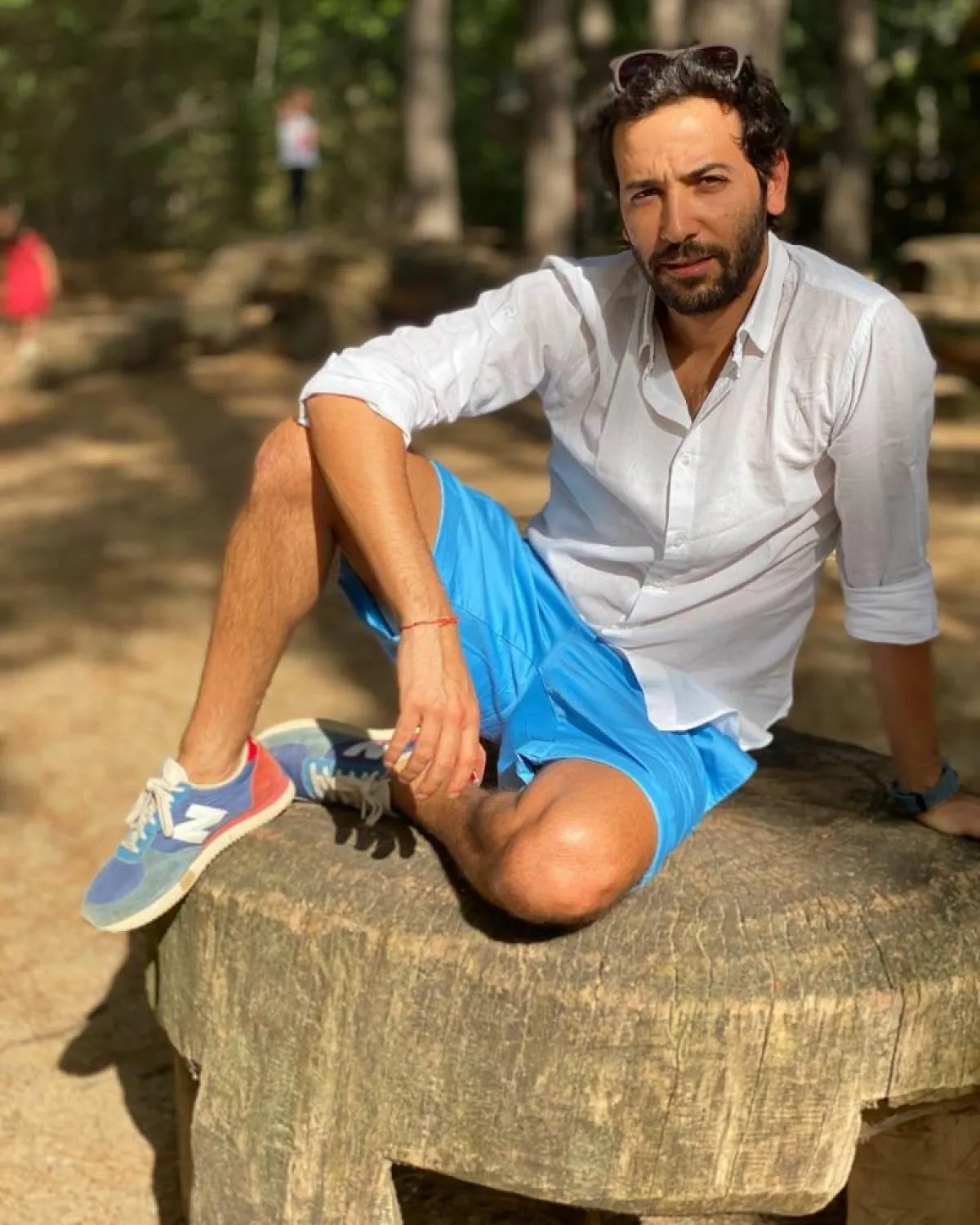 كريم قاسم بإطلالة صيفية باللون الأزرق 