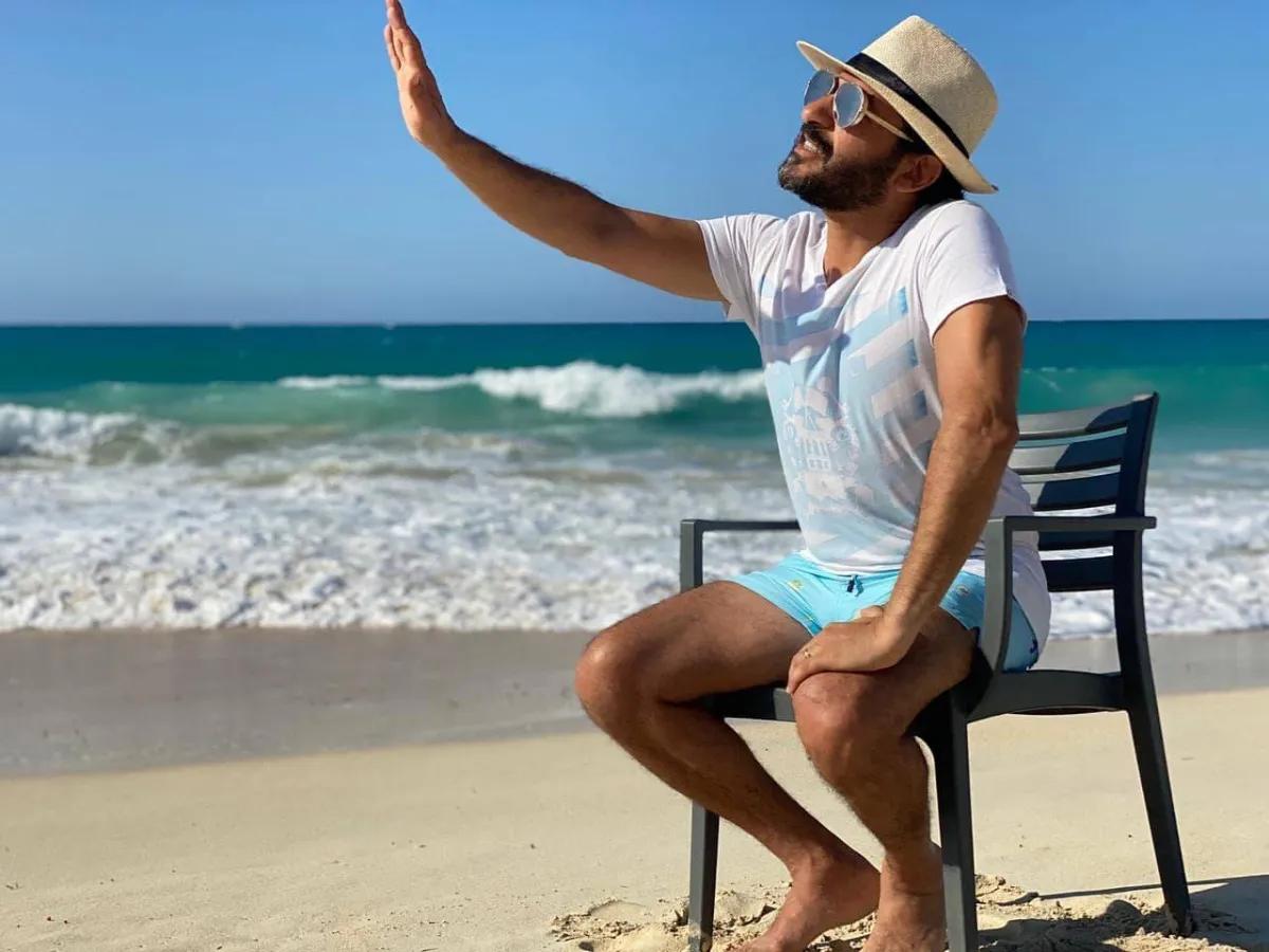 أحمد حلمي بإطلالة صيفية باللون الأبيض 