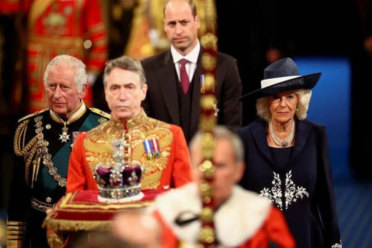 الأمير تشارلز يرافقه الأمير ويليام وكاميلا في إفتتاح البرلمان- الصورة من حساب The Royal Family على إنستغرام