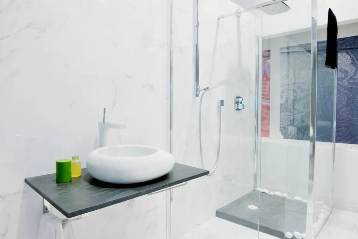 لا داعي لاستقدام خزانة إلى الحمّام الصغير