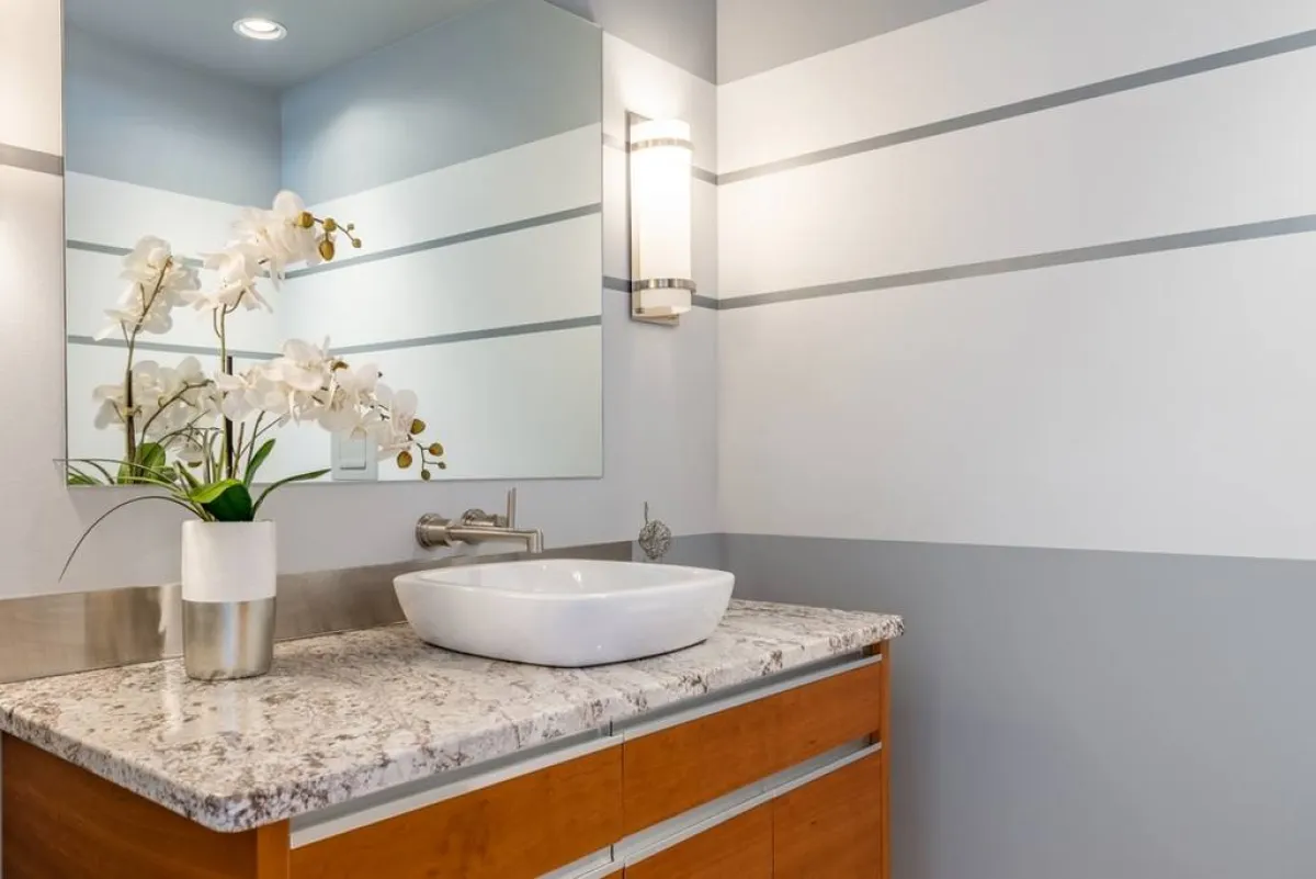 أفكار في الديكور لتكبير الحمّامات الضيّقة