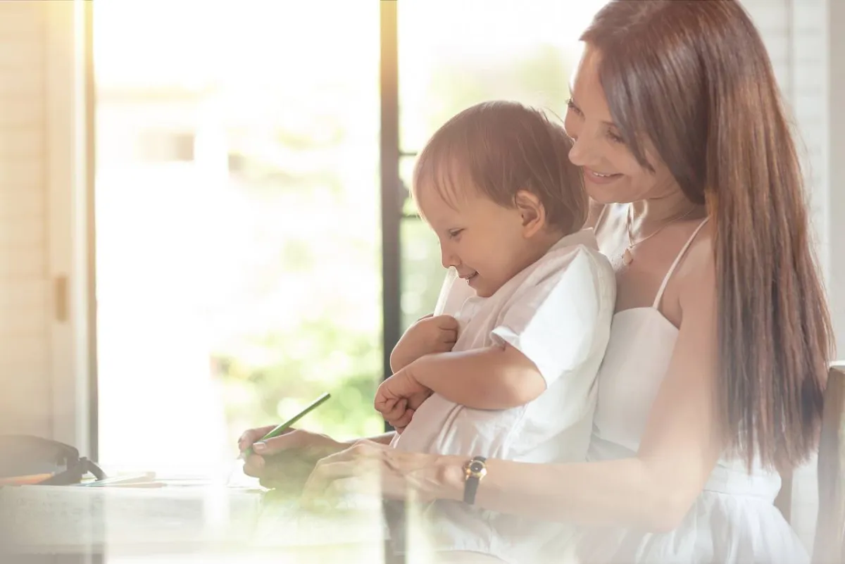 صورة لأم تعلم طفلها