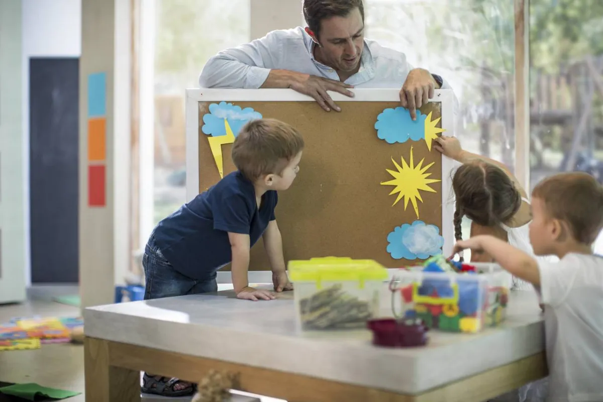 صورة لمعلم مع الطلاب