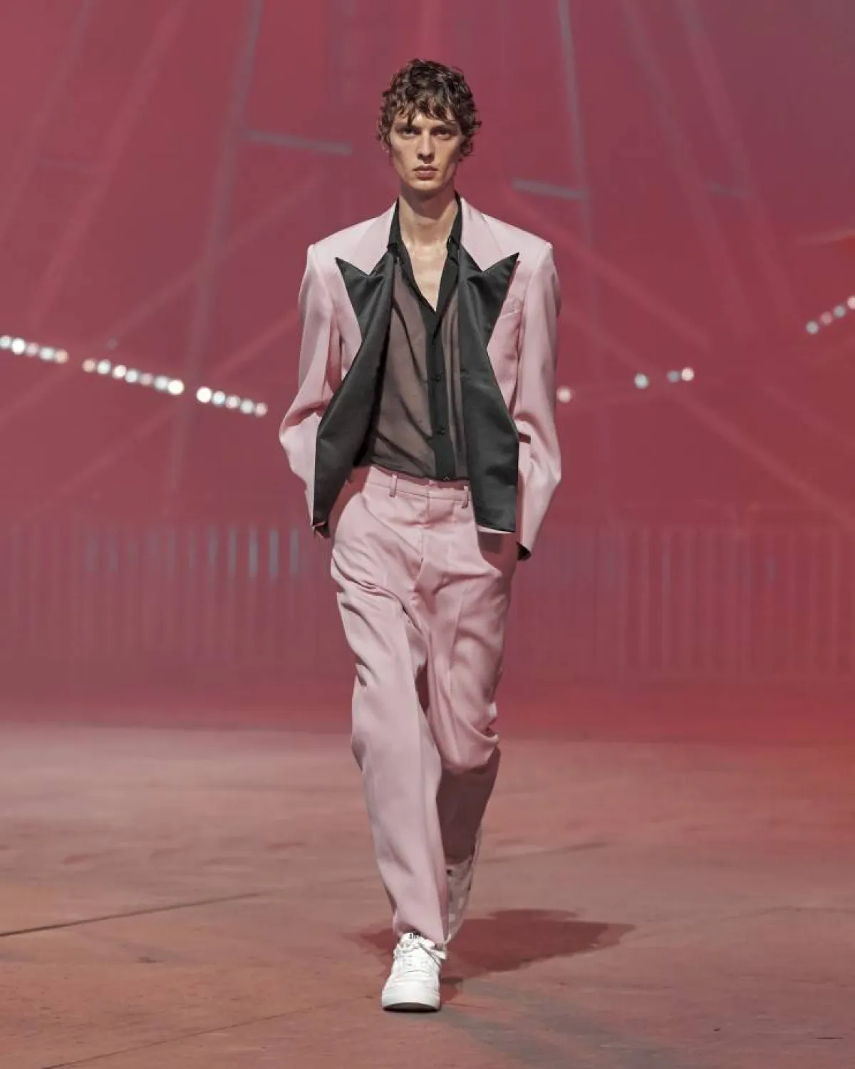 بنطلون باللون الوردي بقصة مستقيمة