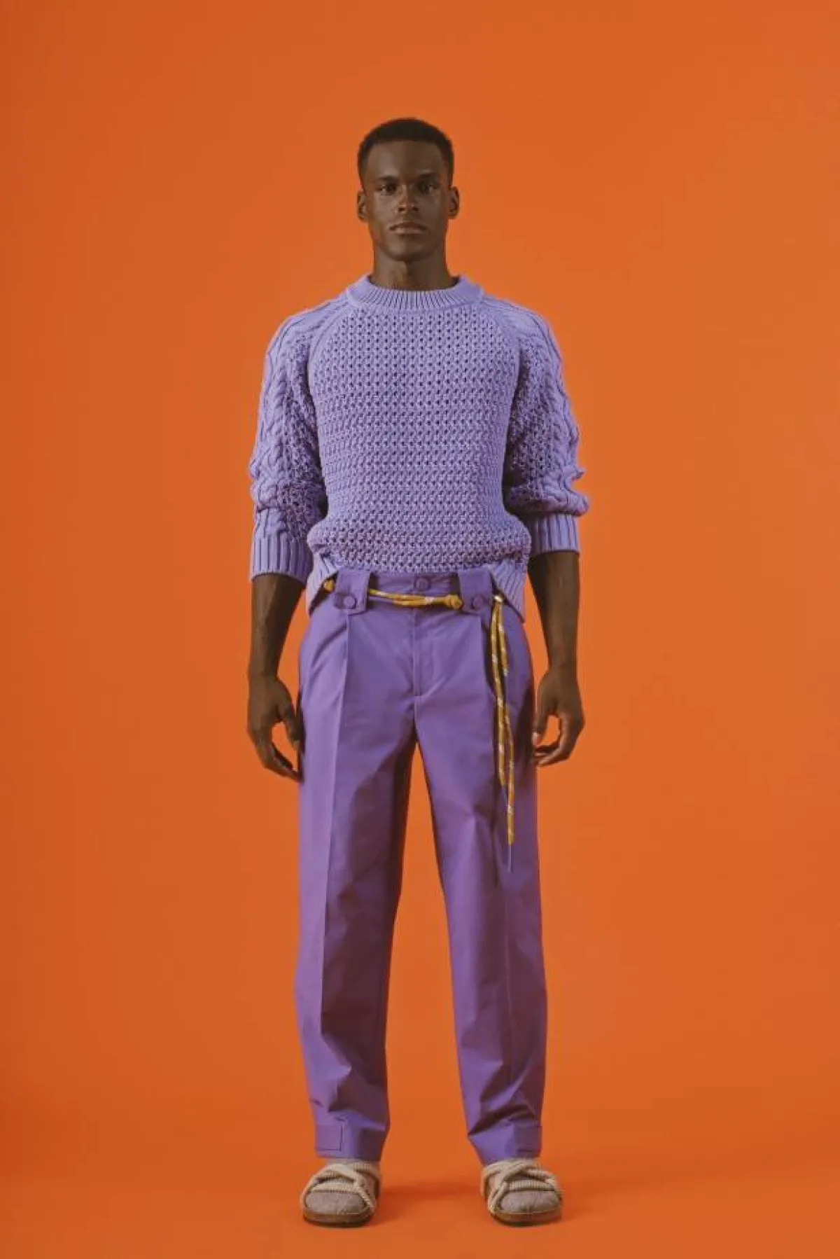 بنطلون بنفسجي بقصة مستقيمة