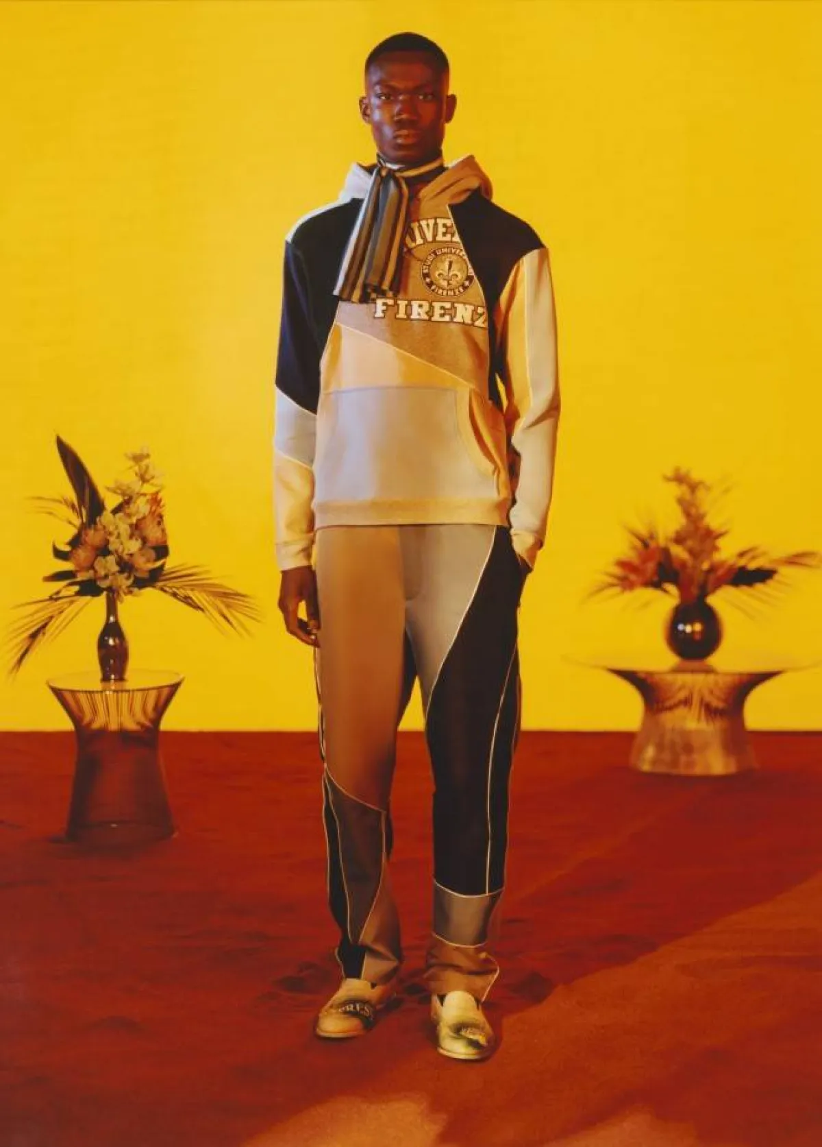 بنطلون بقصة مستقيمة باللون البرتقالي والأسود والبيج