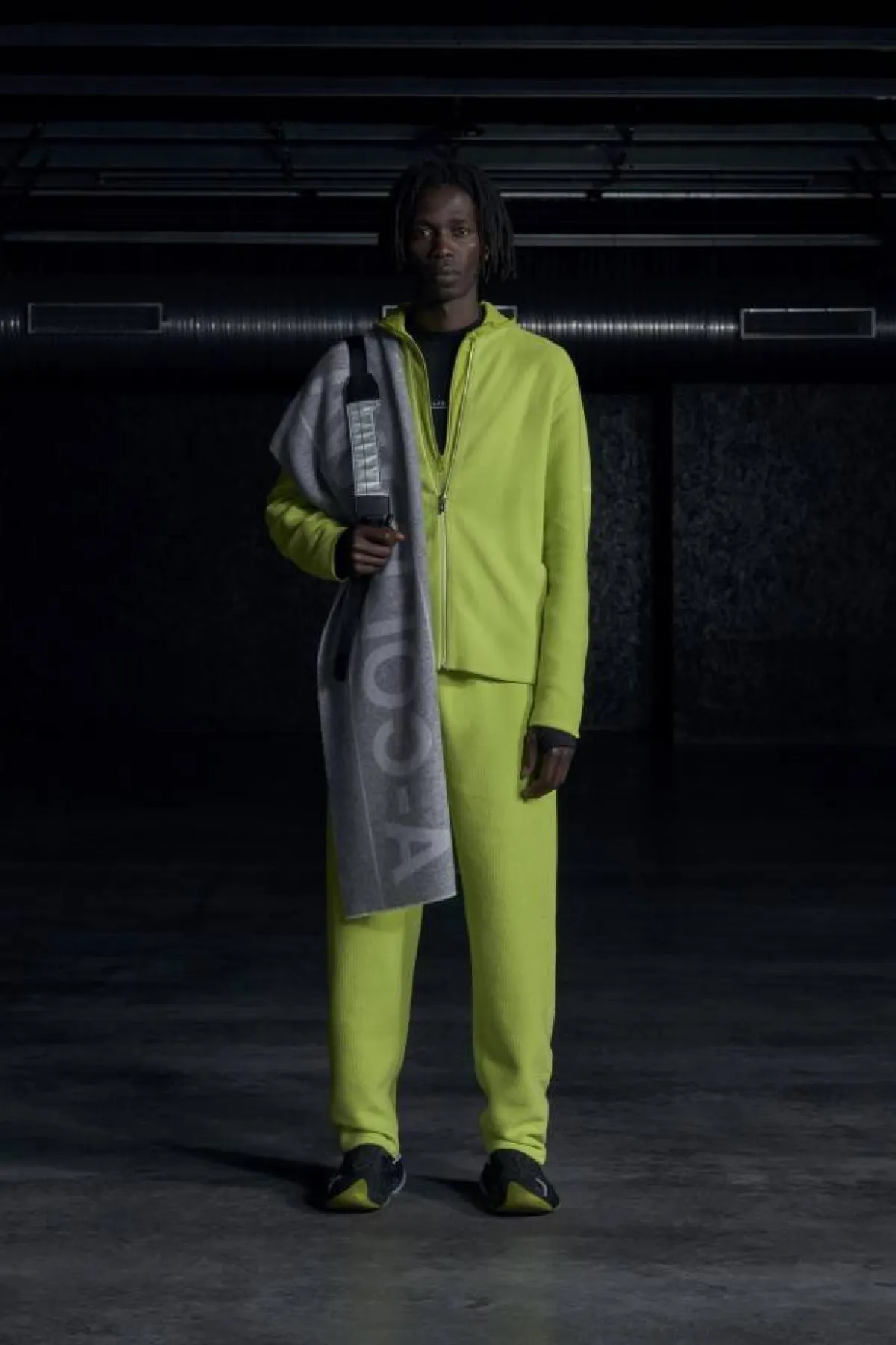 بنطلون باللون الأخضر الفاتح بقصة مستقيمة