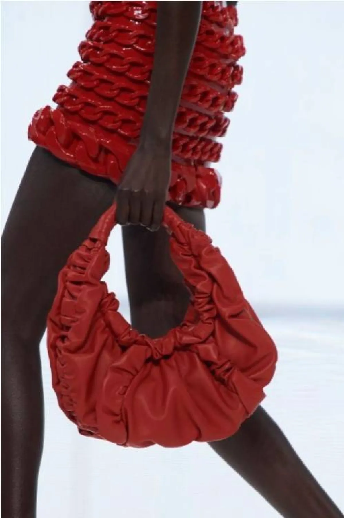 حقيبة باللون الأحمر من بالمان  Balmain