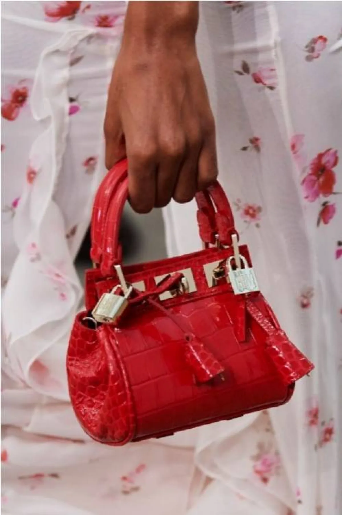 حقيبة باللون الأحمر من  جيامباتيستا فالي Giambattista Valli