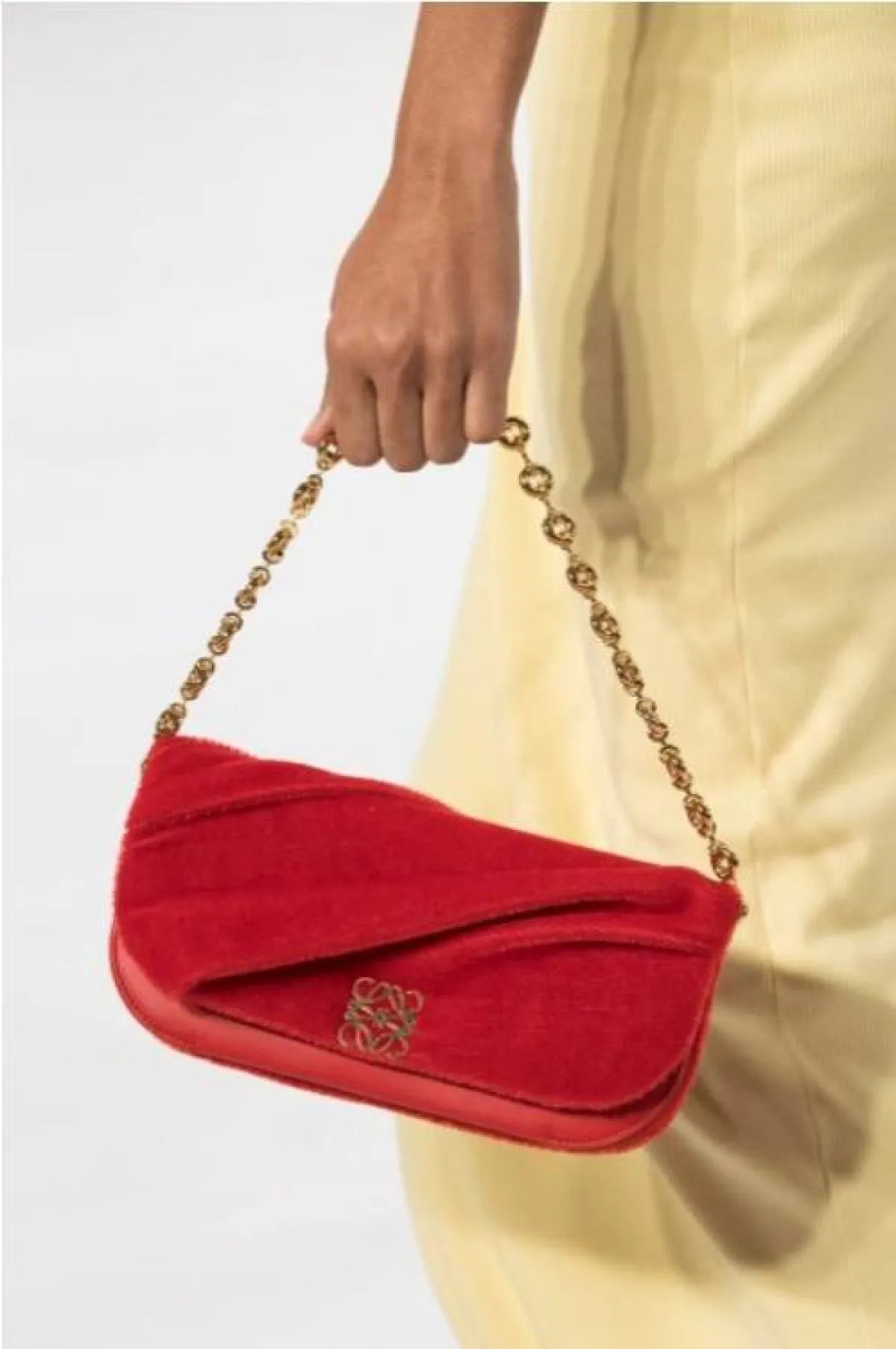 حقيبة باللون الأحمر من لوي  Loewe