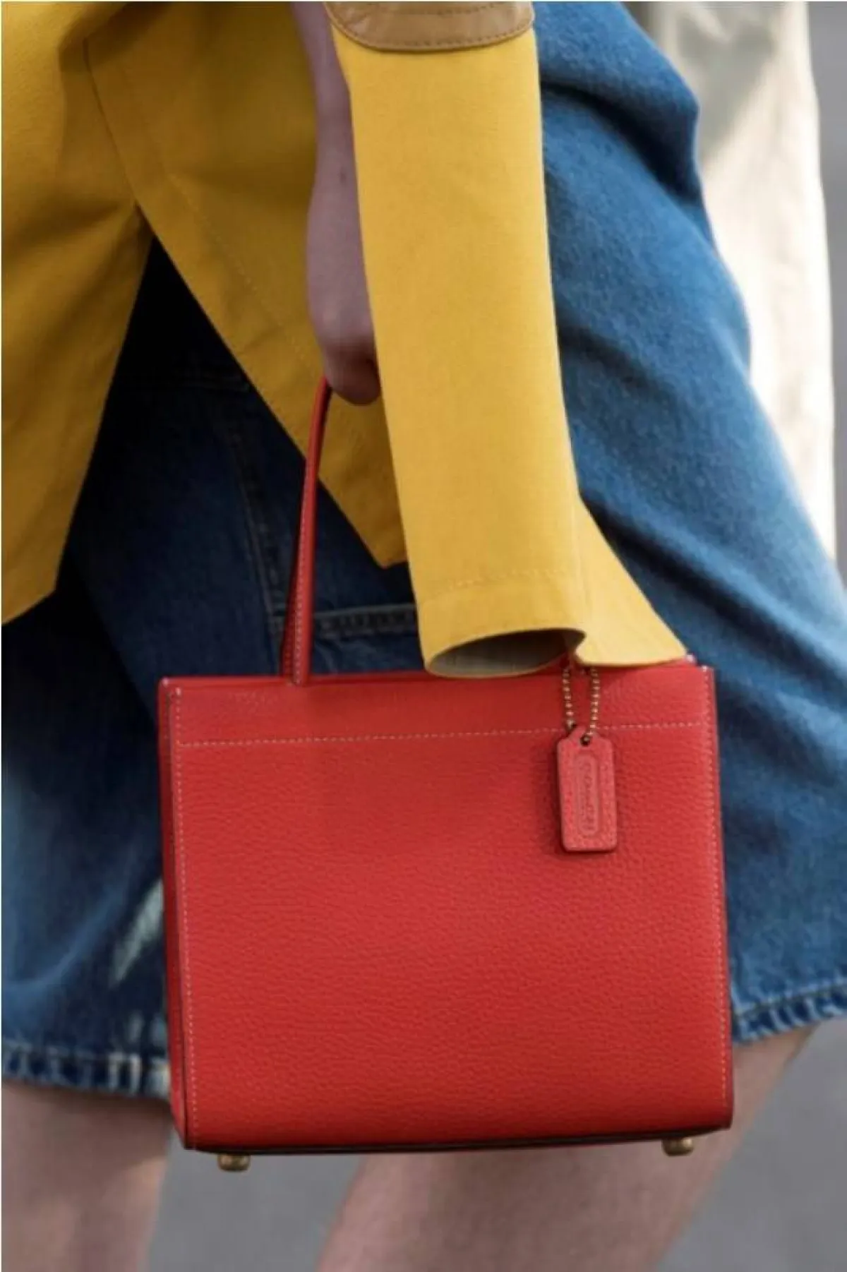 موديلات حقائب باللون الأحمر  من كوتش  Coach