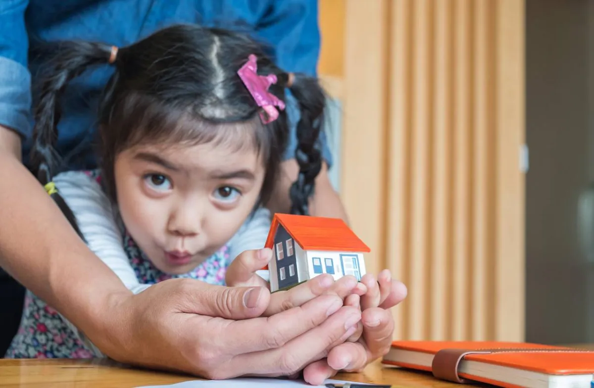 صورة لطفلة تحاول النطق