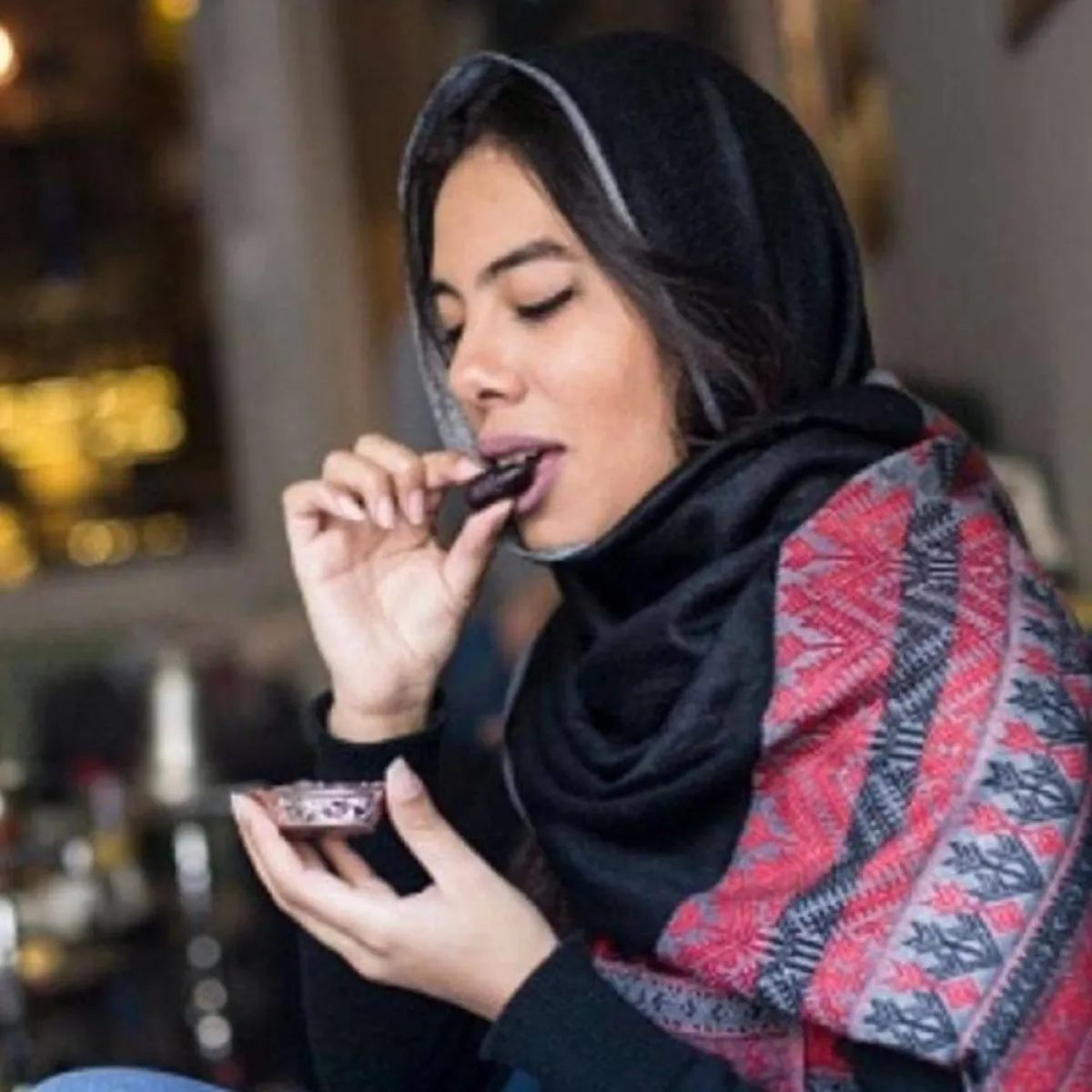 صورة لحامل تتناول التمر