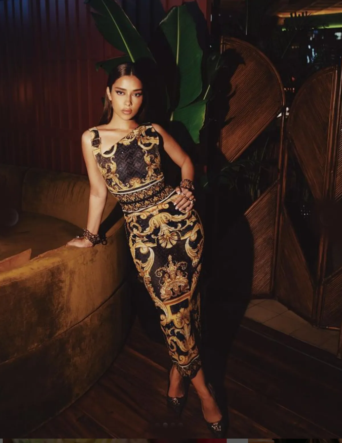 بلقيس فتحي ترتدي الفستان الحريري المطبع