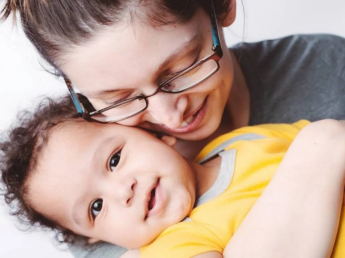 صورة لطفل مع أمه