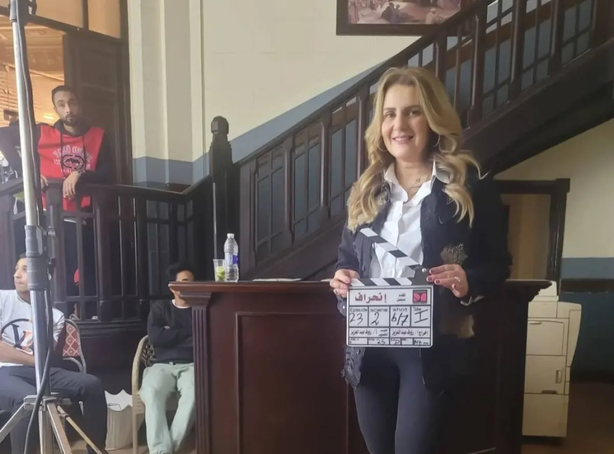 رانيا محمود ياسين في كواليس مسلسل انحراف - صورة من صفحتها الرسمية على موقع 