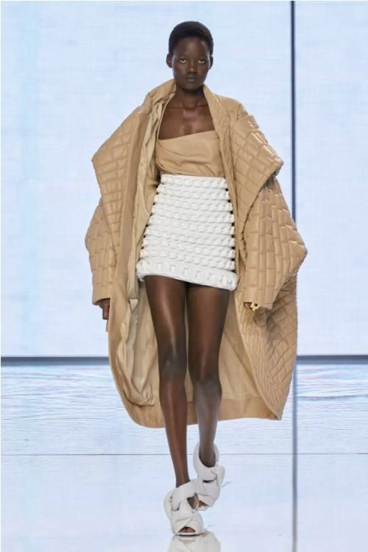 تنسيق الأبيض مع البيج من بالماين  Balmain