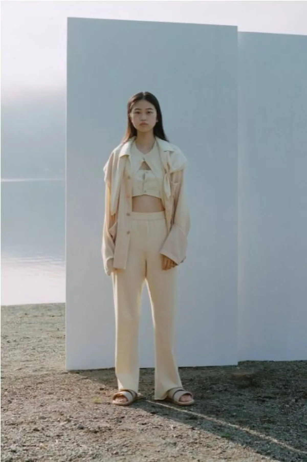 تنسيق الأبيض مع البيج من اورالي  Auralee