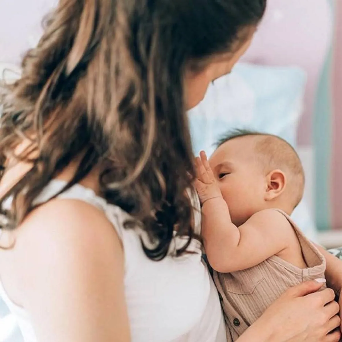 صورة لرضيع وأمه