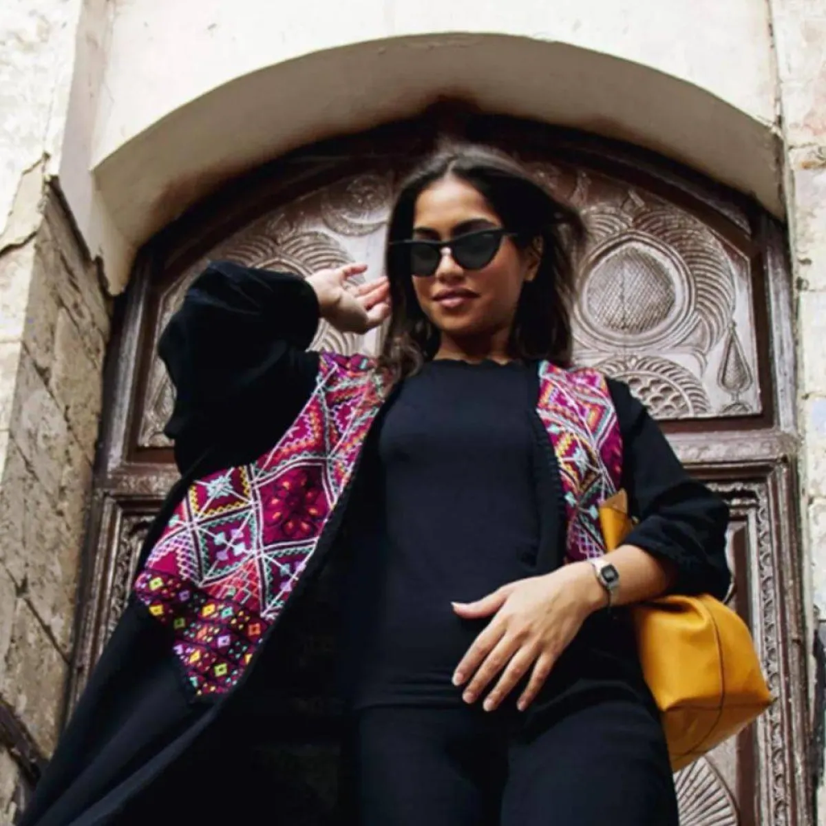 تظهر الصورة فتاة أمام بيت نصيف - الصورة موقع روح السعودية 