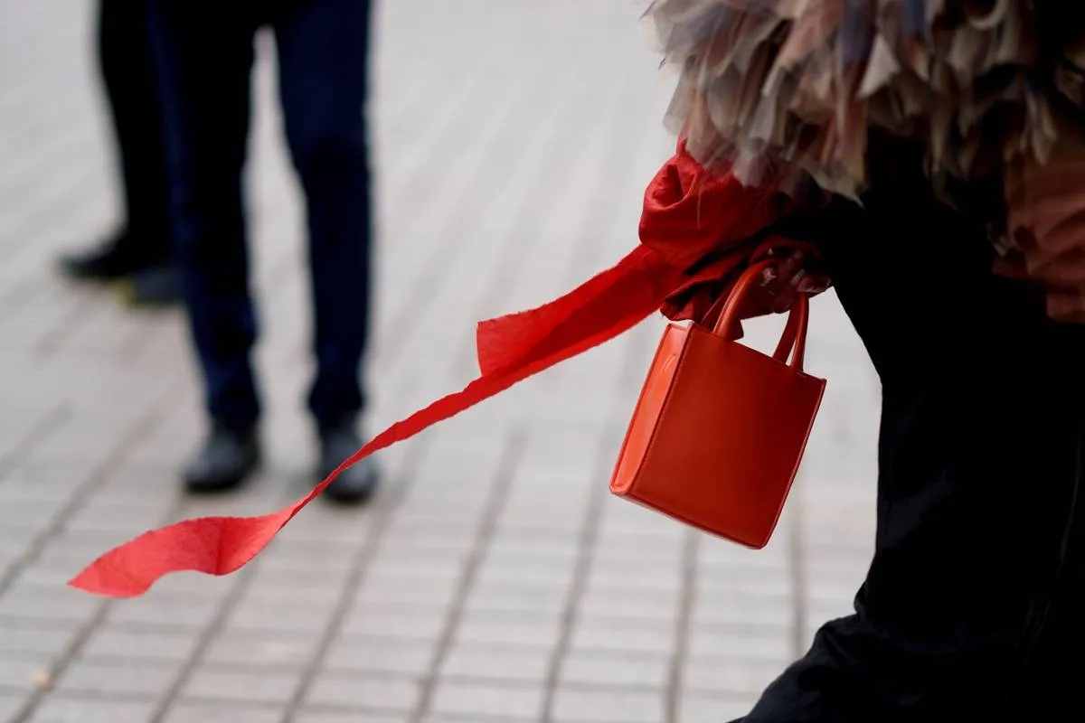 موديلات حقائب باللون الأحمر لصيف 2022