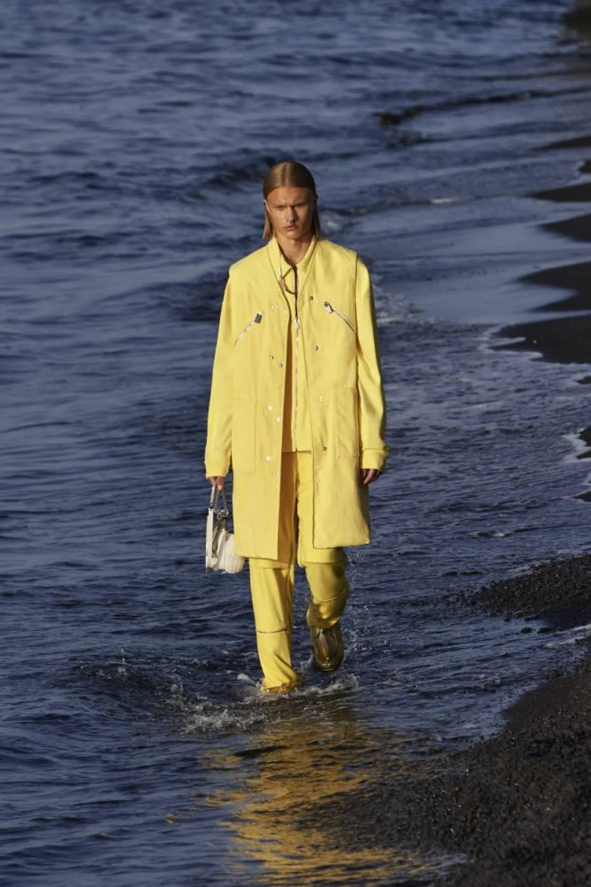 أزياء باللون الأصفر للرجل