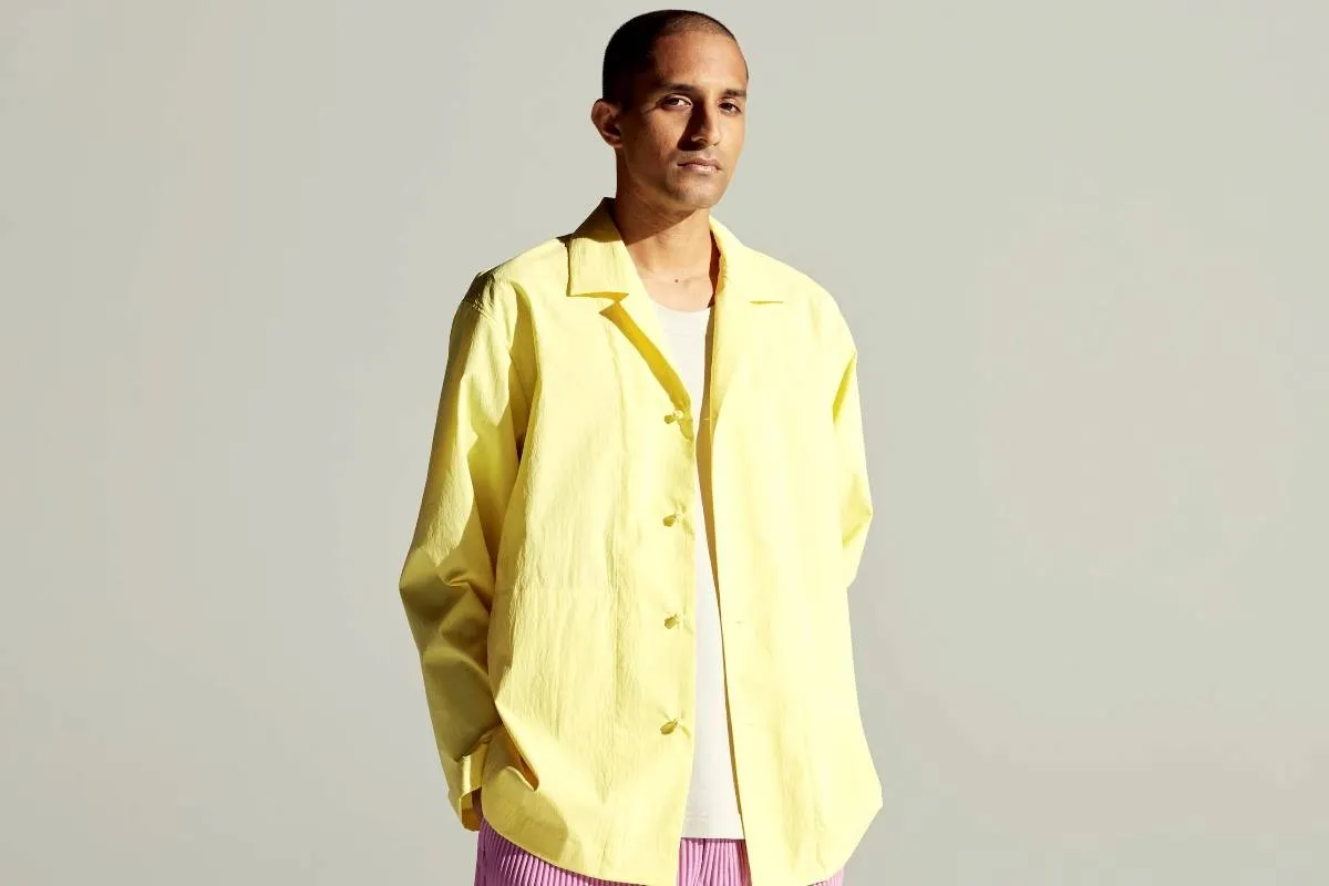 أزياء باللون الأصفر للرجل